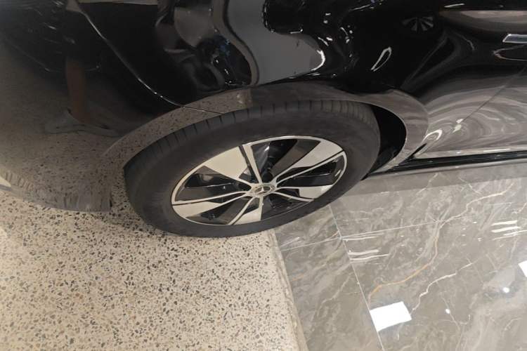 Used Mercedes-Benz V-Class 2022 V 260 L Long Wheelbase Prestige Edition Left Front Wheel Hub
