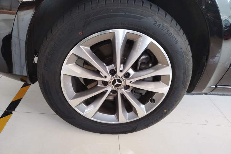Used Mercedes-Benz V-Class 2022 V 260 Avantgarde Edition Left Front Wheel Hub