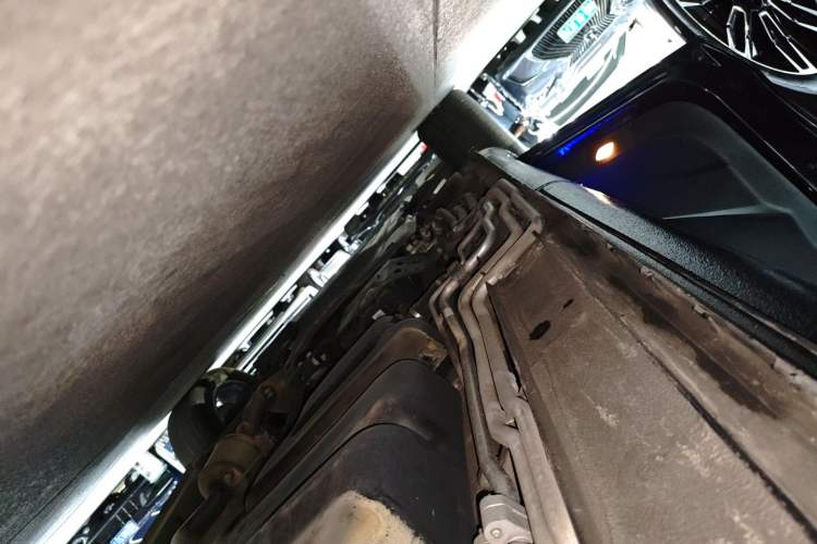 Used Mercedes-Benz V-Class 2022 V 260 Avantgarde Edition Left Side Sill