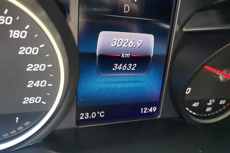 Used Mercedes-Benz V-Class 2022 V 260 Avantgarde Edition Odometer Close Up