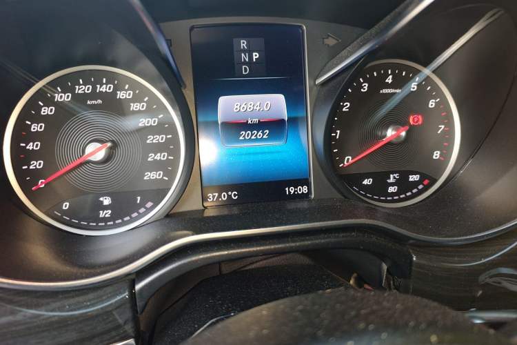 Used Mercedes-Benz V-Class  Odometer Close Up