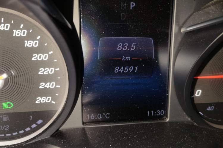 Used Mercedes-Benz V-Class 2022 V 260 Avantgarde Edition Odometer Close Up