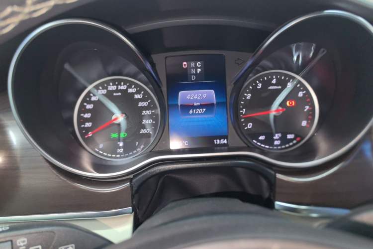 Used Mercedes-Benz V-Class 2022 V 260 Avantgarde Edition Odometer Close Up