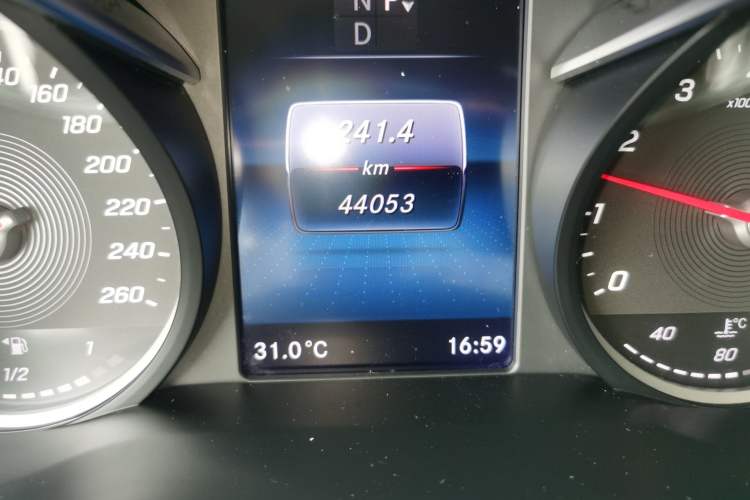 Used Mercedes-Benz V-Class 2022 V 260 Avantgarde Edition Odometer Close Up