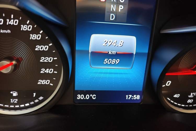 Used Mercedes-Benz V-Class 2022 V 260 Prestige Edition Odometer Close Up