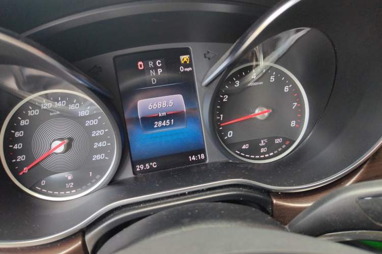 Used Mercedes-Benz V-Class 2022 V 260 Avantgarde Edition Odometer Close Up
