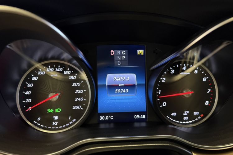 Used Mercedes-Benz V-Class 2022 V 260 Prestige Edition Odometer Close Up