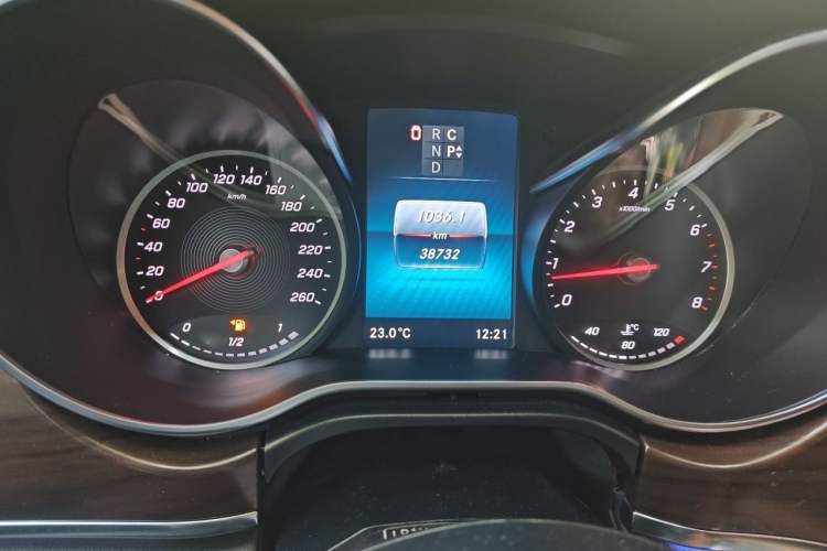 Used Mercedes-Benz V-Class 2022 V 260 Avantgarde Edition Odometer Close Up