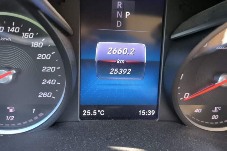 Used Mercedes-Benz V-Class 2022 V 260 Avantgarde Edition Odometer Close Up