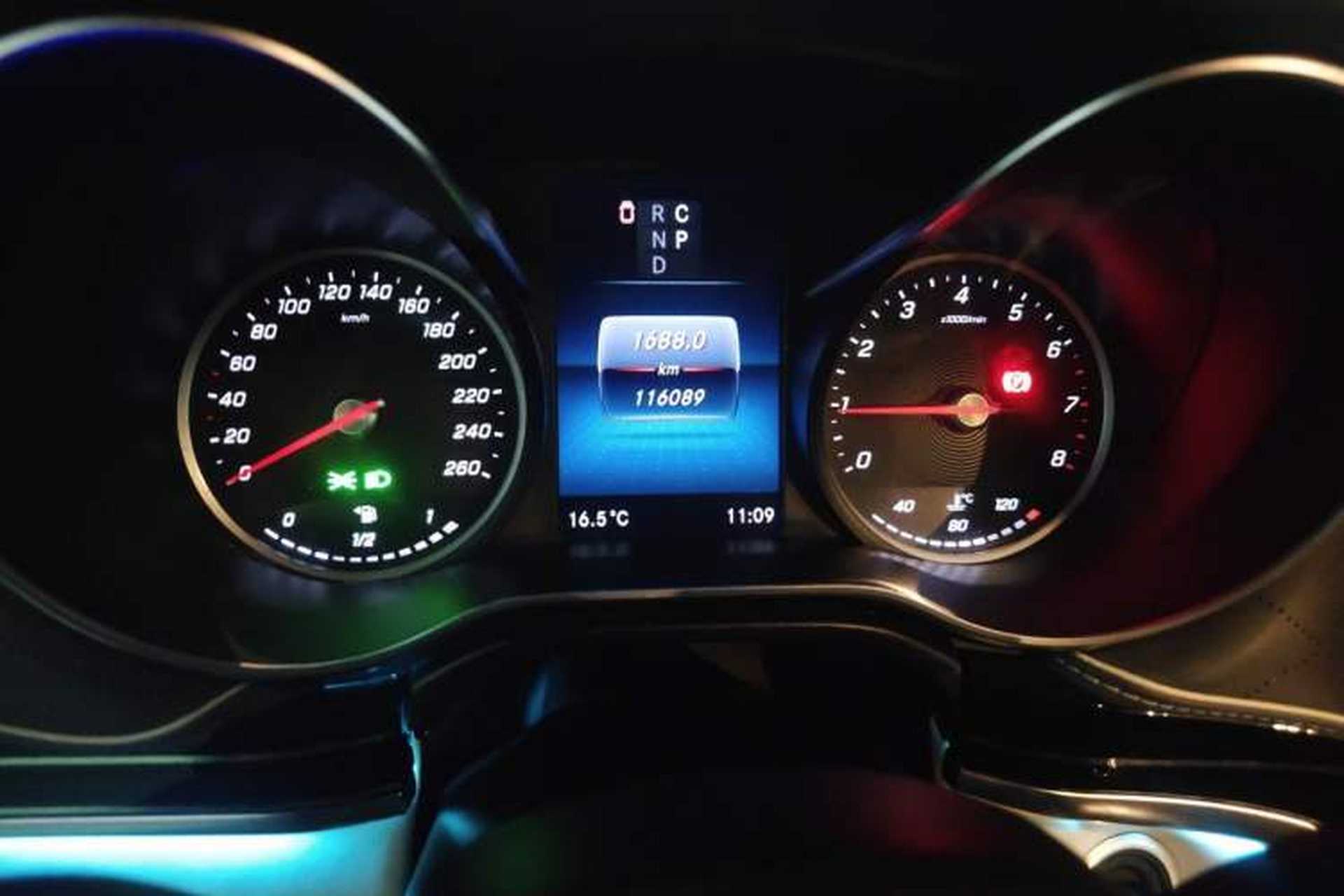 Used Mercedes-Benz V-Class  Odometer Close Up