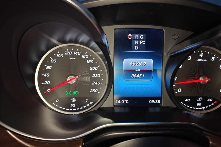 Used Mercedes-Benz V-Class 2022 V 260 Avantgarde Edition Odometer Close Up