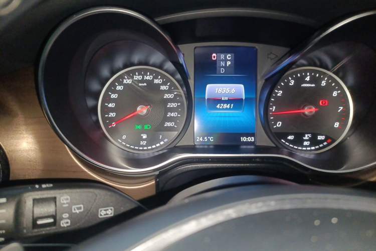 Used Mercedes-Benz V-Class 2022 V 260 Prestige Edition Odometer Close Up