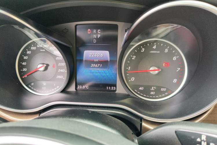 Used Mercedes-Benz V-Class 2022 V 260 Prestige Edition Odometer Close Up