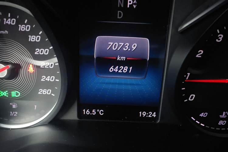Used Mercedes-Benz V-Class 2022 V 260 Prestige Edition Odometer Close Up