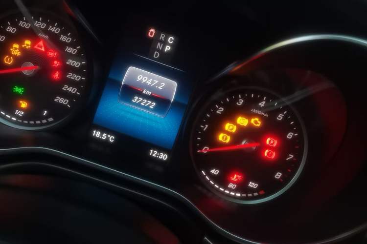 Used Mercedes-Benz V-Class 2022 V 260 Avantgarde Edition Odometer Close Up