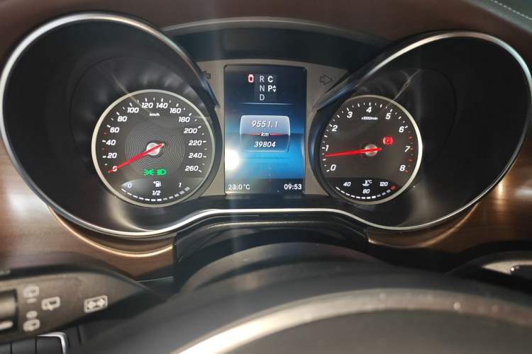 Used Mercedes-Benz V-Class 2022 V 260 L Long-wheelbase Luxury Edition Odometer Close Up