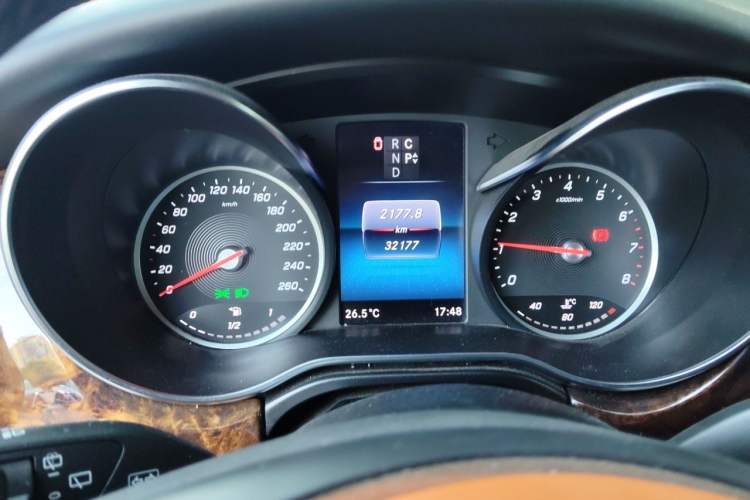 Used Mercedes-Benz V-Class  Odometer Close Up