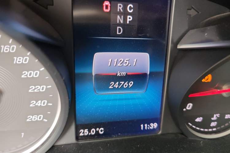 Used Mercedes-Benz V-Class 2022 V 260 L Long-wheelbase Luxury Edition Odometer Close Up