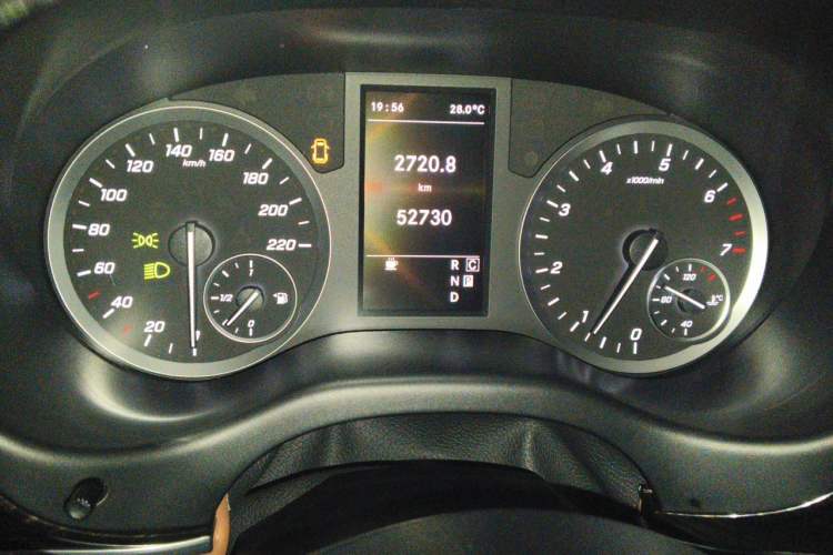 Used Mercedes-Benz V-Class  Odometer Close Up
