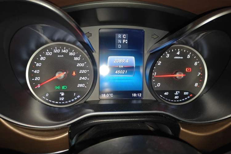 Used Mercedes-Benz V-Class 2022 V 260 L Long-wheelbase Luxury Edition Odometer Close Up