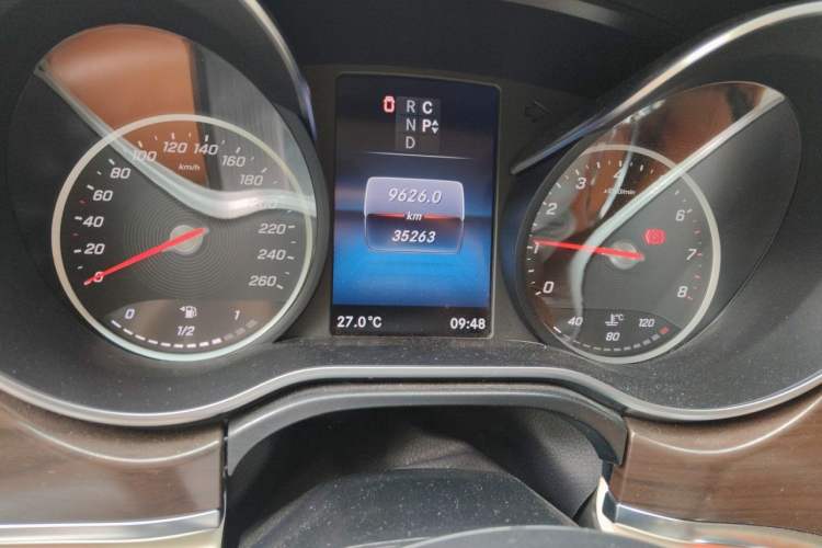 Used Mercedes-Benz V-Class 2022 V 260 Avantgarde Edition Odometer Close Up