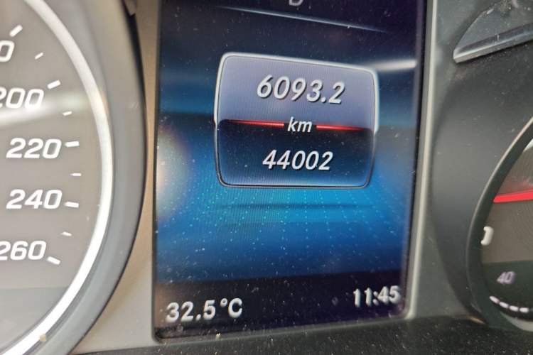 Used Mercedes-Benz V-Class 2022 V 260 L Long-wheelbase Luxury Edition Odometer Close Up