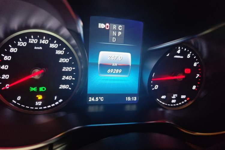 Used Mercedes-Benz V-Class 2022 V 260 Avantgarde Edition Odometer Close Up