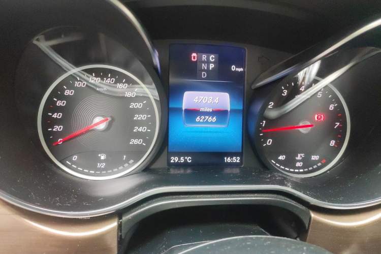 Used Mercedes-Benz V-Class 2022 V 260 L Long-wheelbase Luxury Edition Odometer Close Up