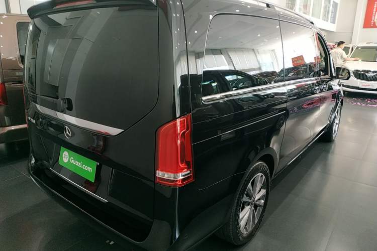 Used Mercedes-Benz V-Class 2022 V 260 Avantgarde Edition Rear Right 45 Deg