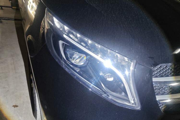 Used Mercedes-Benz V-Class 2022 V 260 Avantgarde Edition Right Front Headlight
