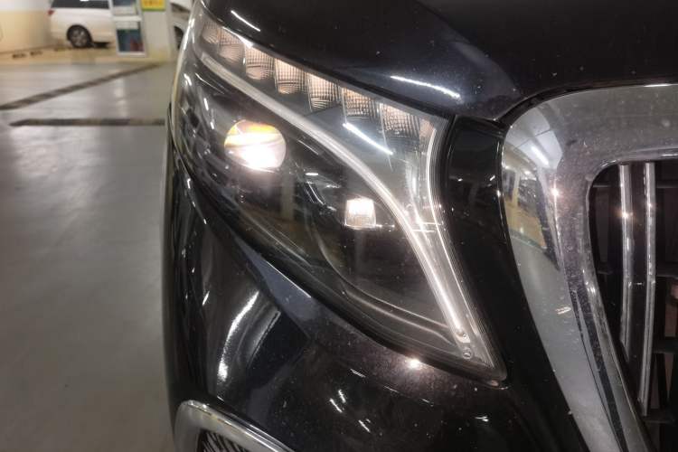 Used Mercedes-Benz V-Class 2022 V 260 Avantgarde Edition Right Front Headlight