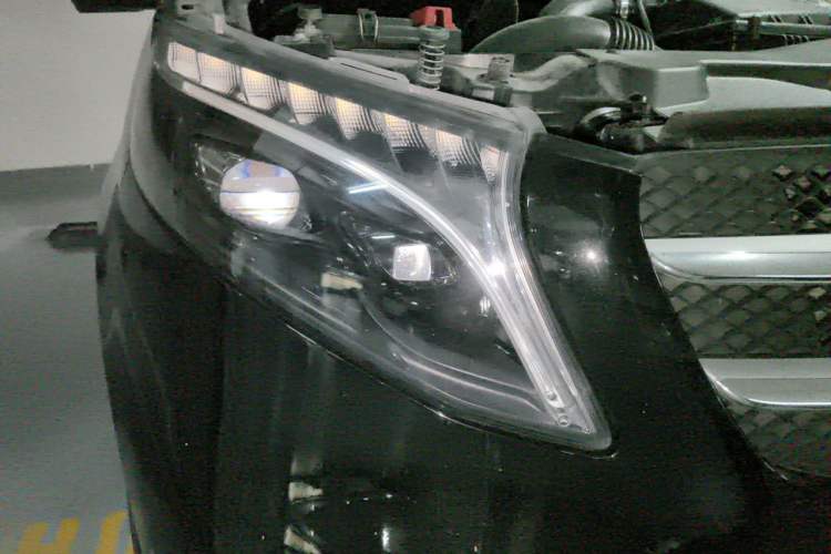 Used Mercedes-Benz V-Class 2022 V 260 Avantgarde Edition Right Front Headlight