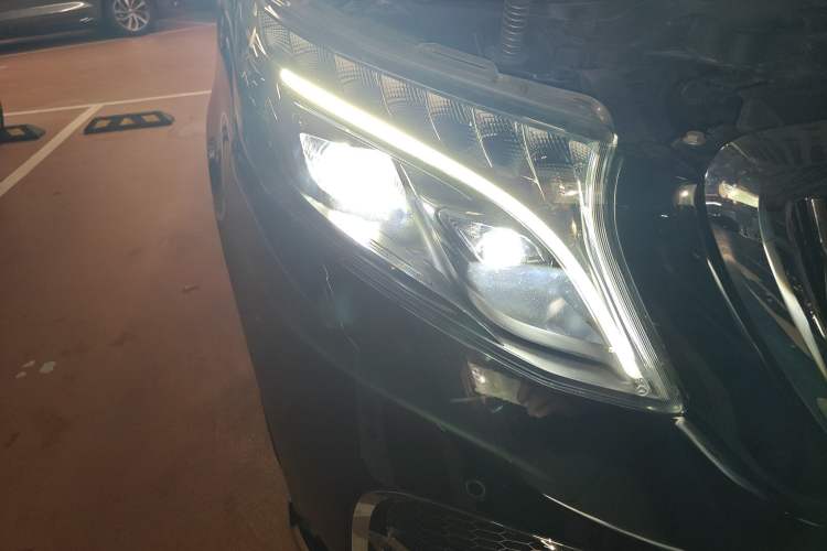 Used Mercedes-Benz V-Class 2022 V 260 Avantgarde Edition Right Front Headlight