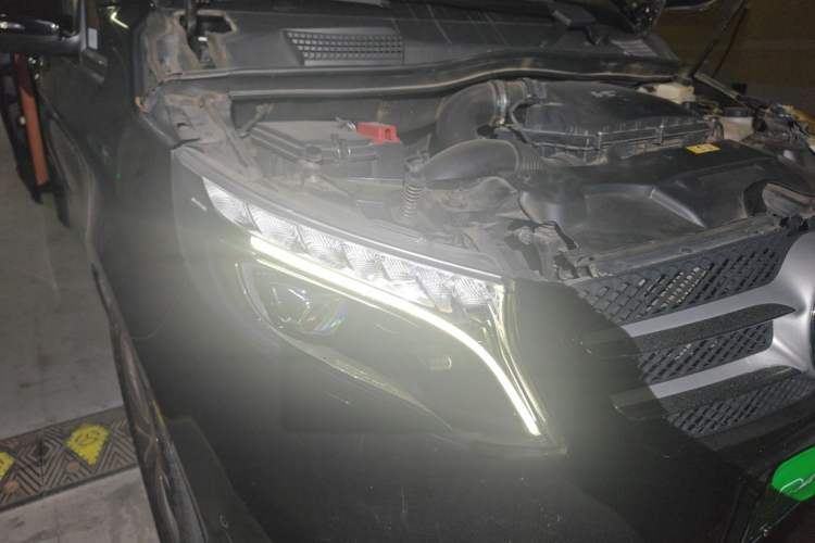 Used Mercedes-Benz V-Class 2022 V 260 Avantgarde Edition Right Front Headlight