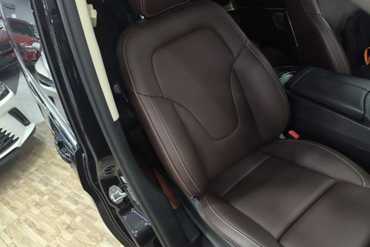 Used Mercedes-Benz V-Class 2022 V 260 Prestige Edition Right Front Seat