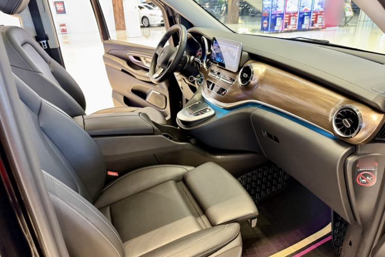 Used Mercedes-Benz V-Class 2022 V 260 Prestige Edition Right Front Seat