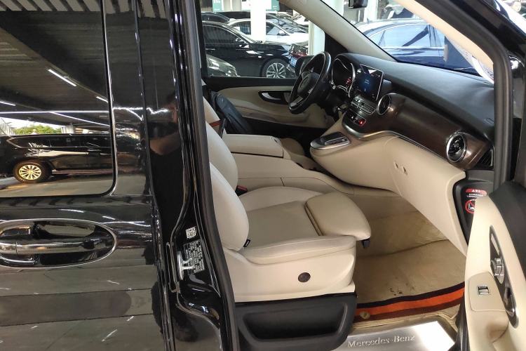Used Mercedes-Benz V-Class 2022 V 260 Avantgarde Edition Right Front Seat