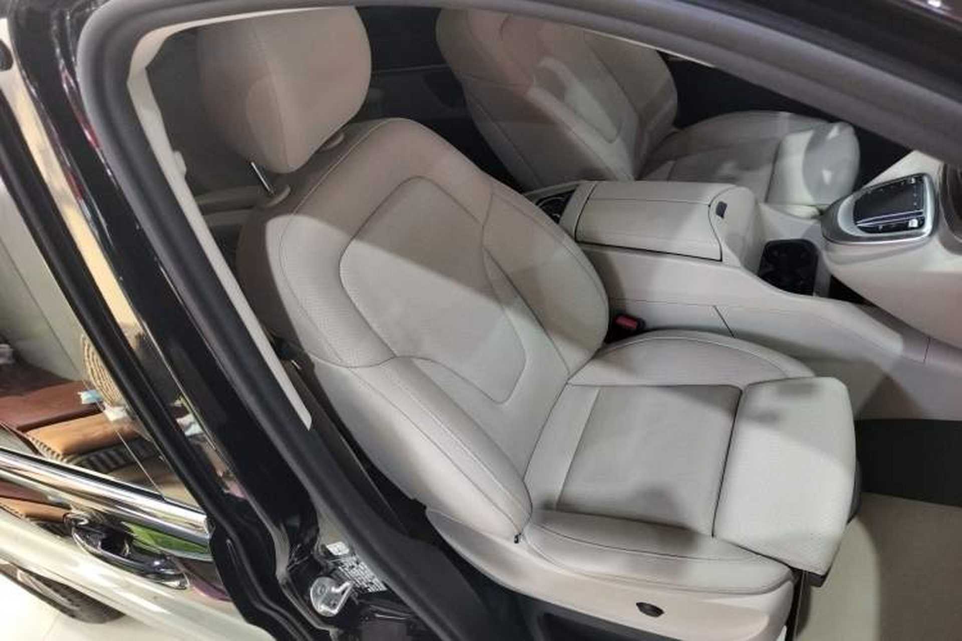 Used Mercedes-Benz V-Class 2022 V 260 Avantgarde Edition Right Front Seat