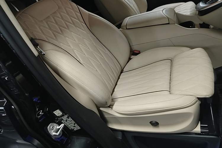 Used Mercedes-Benz V-Class 2022 V 260 Avantgarde Edition Right Front Seat