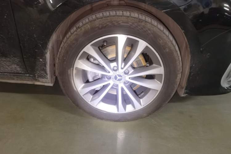 Used Mercedes-Benz V-Class 2022 V 260 Avantgarde Edition Right Front Wheel Hub