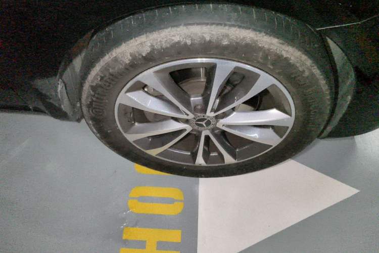 Used Mercedes-Benz V-Class 2022 V 260 Avantgarde Edition Right Front Wheel Hub
