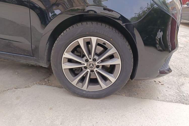 Used Mercedes-Benz V-Class 2022 V 260 Avantgarde Edition Right Front Wheel Hub