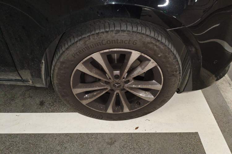 Used Mercedes-Benz V-Class 2022 V 260 Avantgarde Edition Right Front Wheel Hub