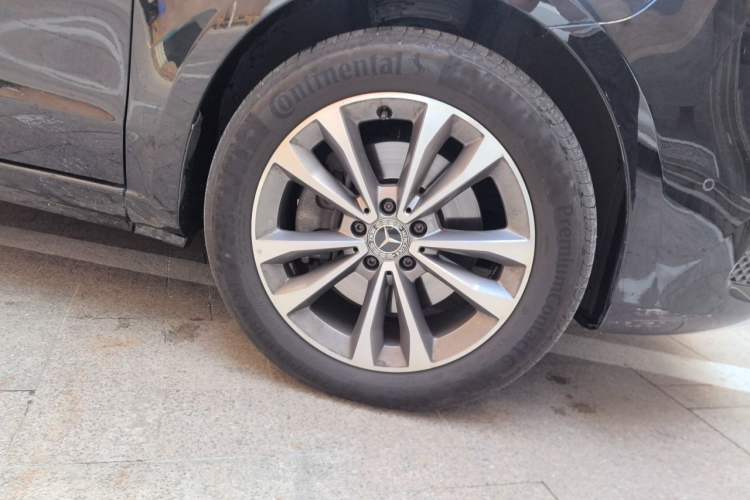 Used Mercedes-Benz V-Class 2022 V 260 Avantgarde Edition Right Front Wheel Hub