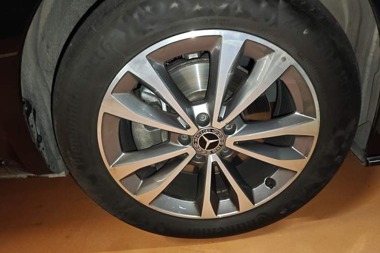 Used Mercedes-Benz V-Class 2022 V 260 Avantgarde Edition Right Front Wheel Hub