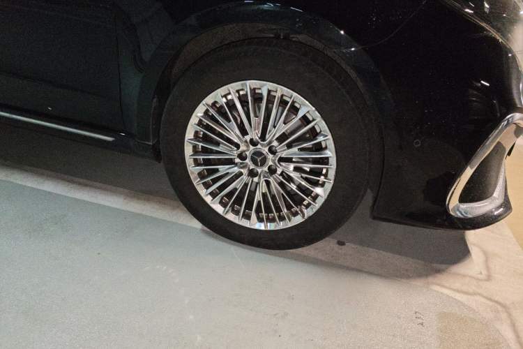 Used Mercedes-Benz V-Class 2022 V 260 L Long Wheelbase Prestige Edition Right Front Wheel Hub