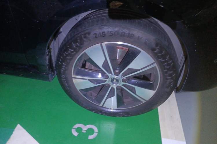 Used Mercedes-Benz V-Class 2022 V 260 Prestige Edition Right Front Wheel Hub