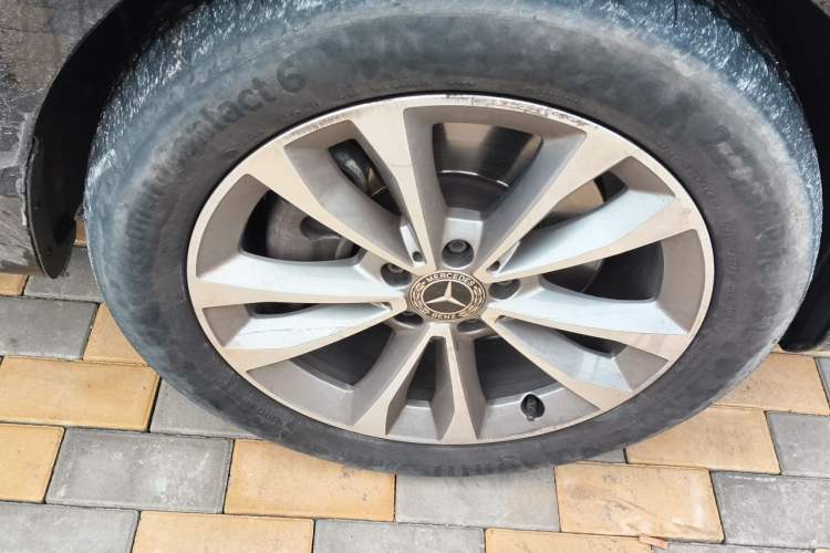 Used Mercedes-Benz V-Class 2022 V 260 Avantgarde Edition Right Front Wheel Hub
