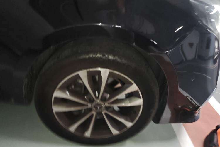 Used Mercedes-Benz V-Class 2022 V 260 Avantgarde Edition Right Front Wheel Hub