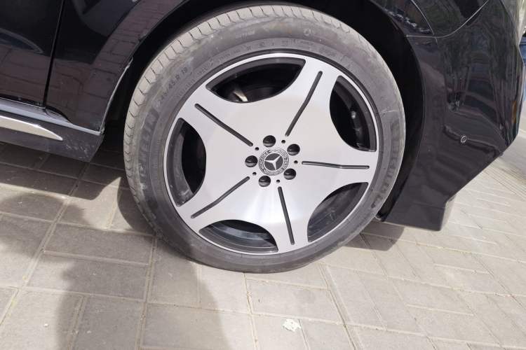 Used Mercedes-Benz V-Class 2022 V 260 Prestige Edition Right Front Wheel Hub